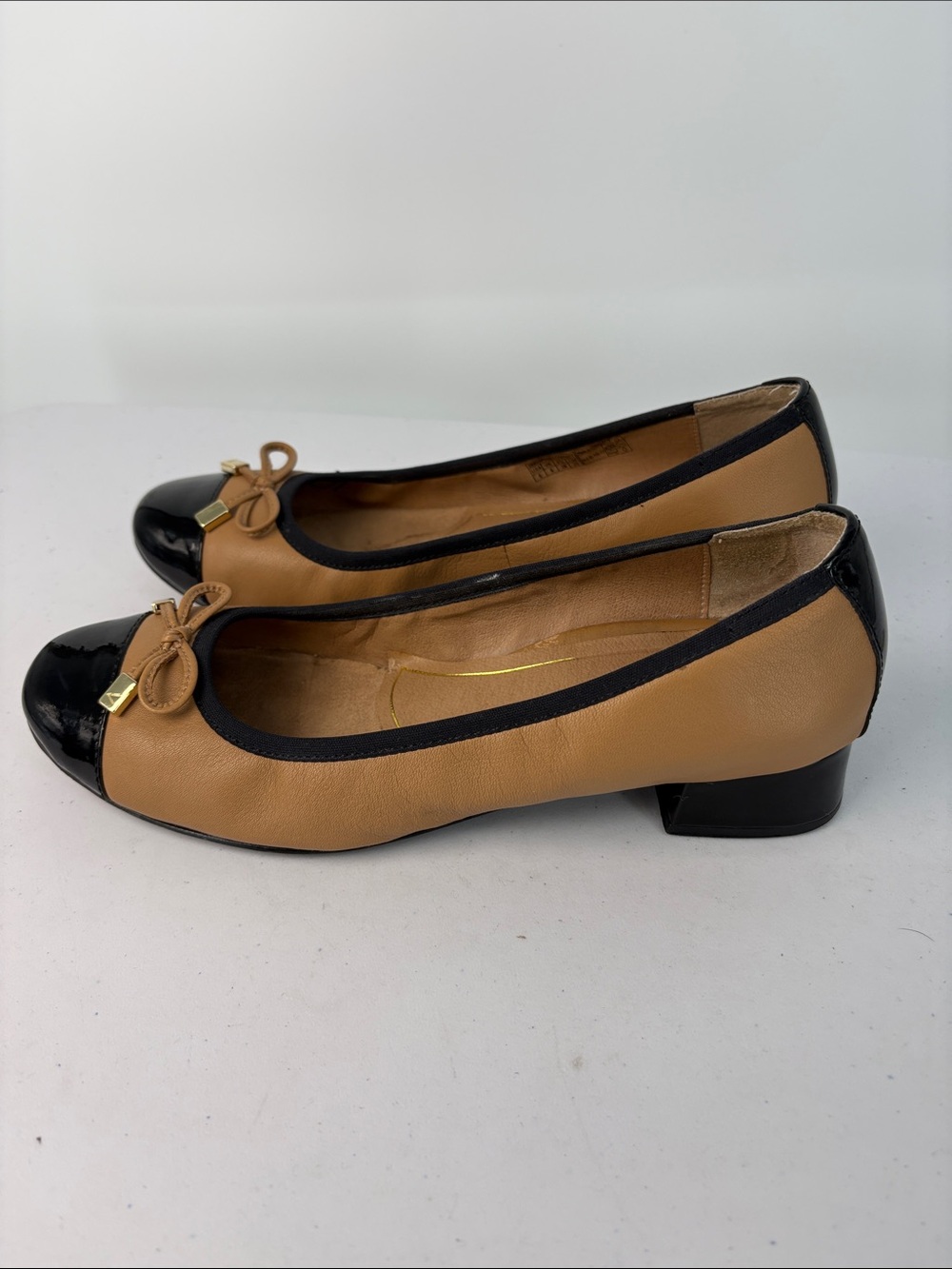 🐎 Vionic Tan and Black Cap-Toe Ballet Flats with Bow Accent DAPHNE